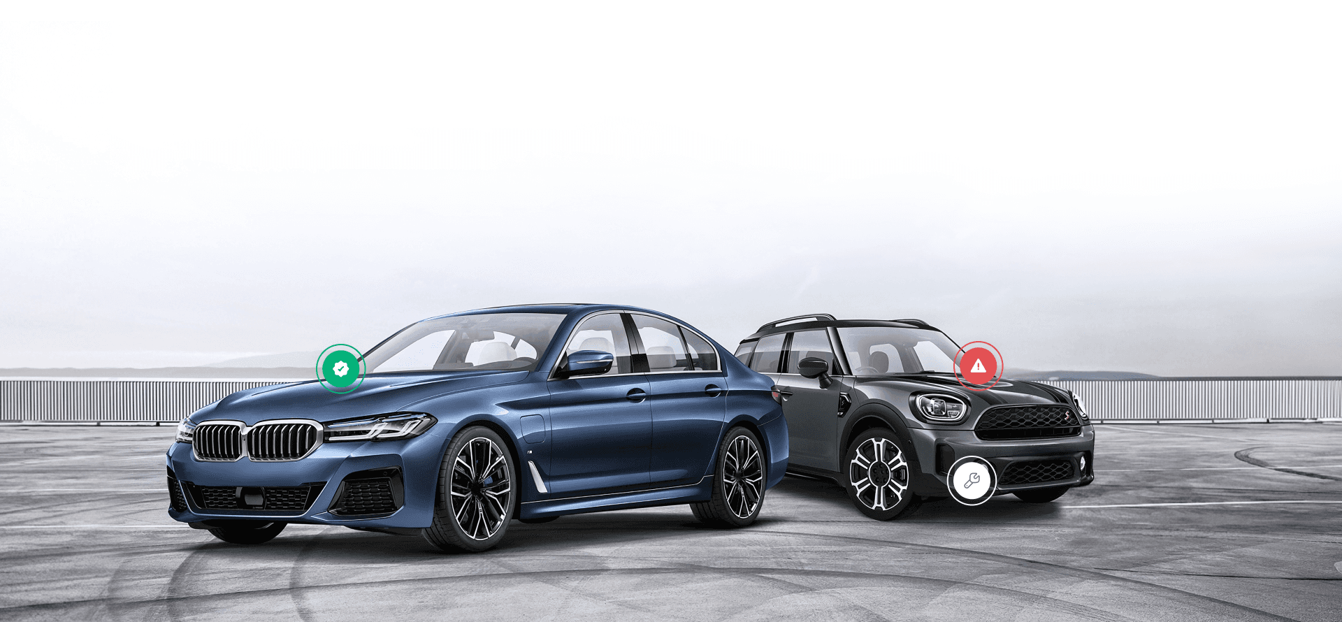 BMW Serie 5 e MINI Cooper con le informazioni del rapporto storico in sovrimpressione, tra cui chilometraggio senza anomalie e avvisi di danni nascosti.