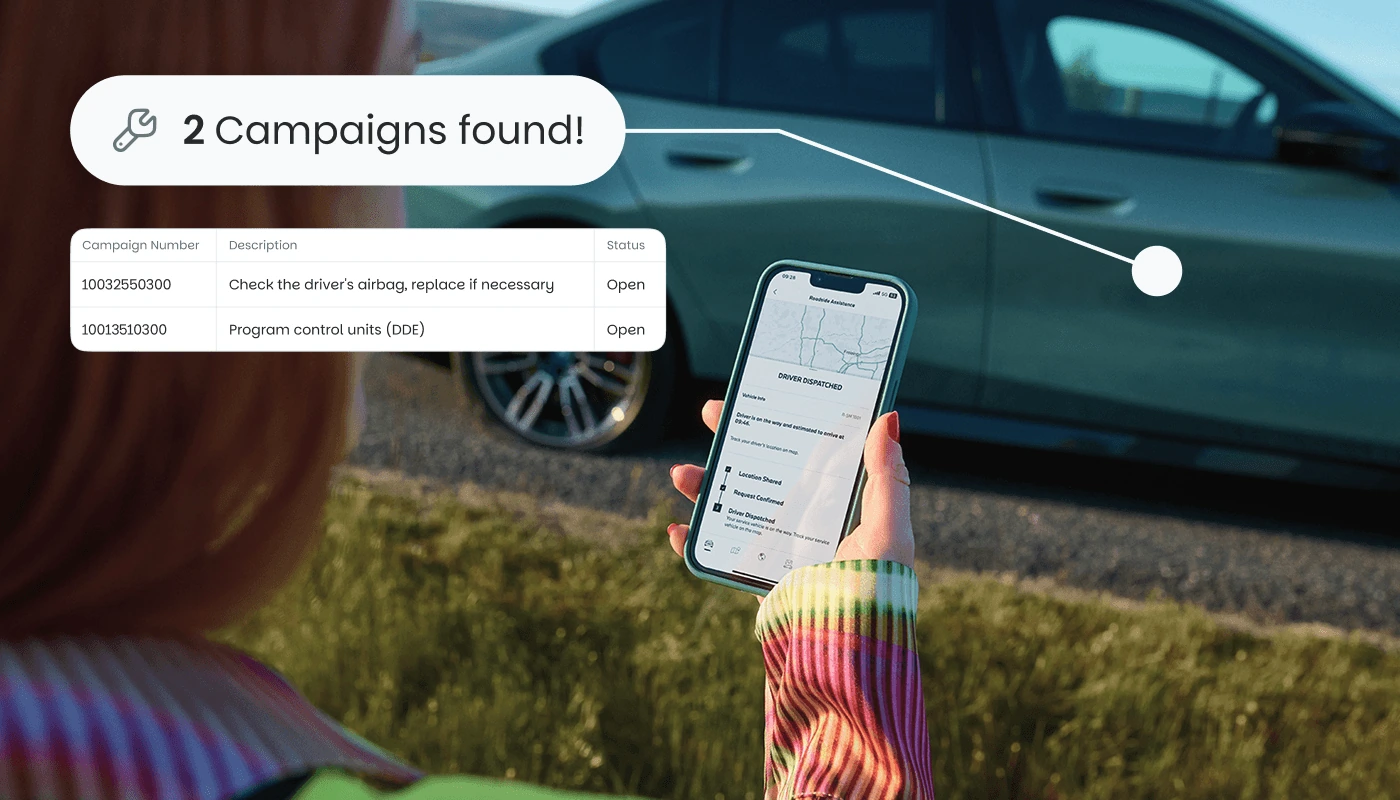 Fahrer prüft offene technische Aktionen eines BMW auf dem Smartphone