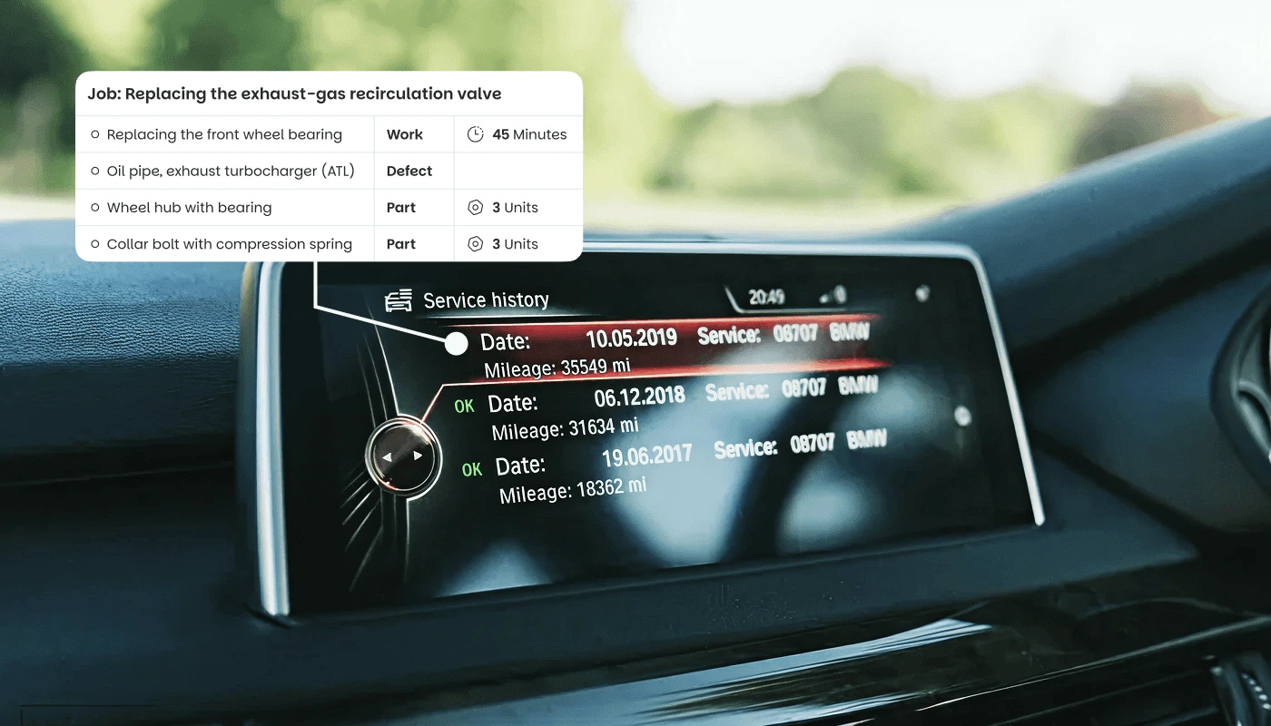 Obrazovka infotainmentu BMW se servisní historií vozu